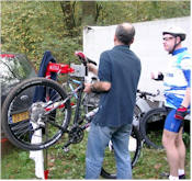 Wouterus krijgt les in Fiets onderhoud..